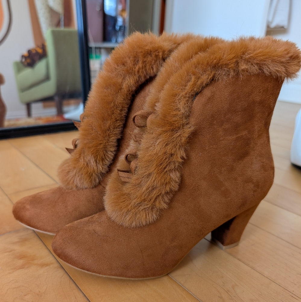 Warm Camel Heeled Boots with Fur Trim and Pointed Toe